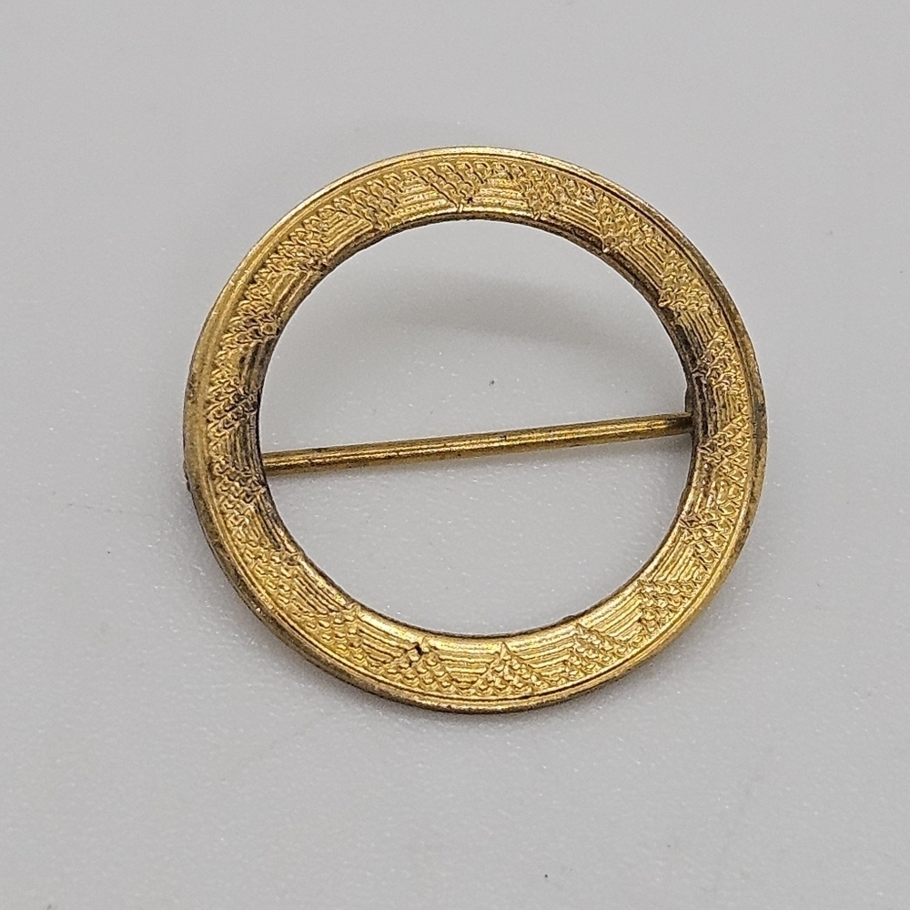 small gold tone circular textured brooch pin